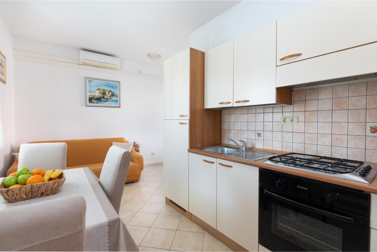 Cozy 1-Bedroom Apartment Near The Center Of Trogir Exterior foto
